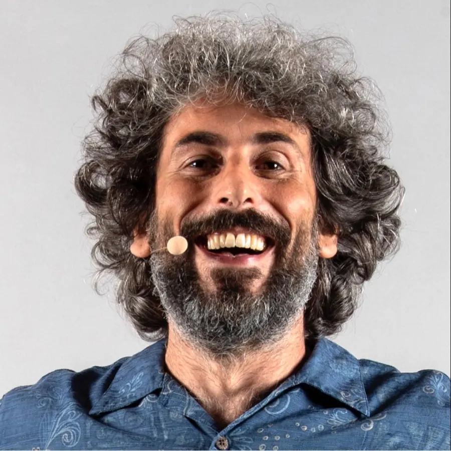 Alberto Farina, comico e cabarettista, ride con il microfono ad archetto